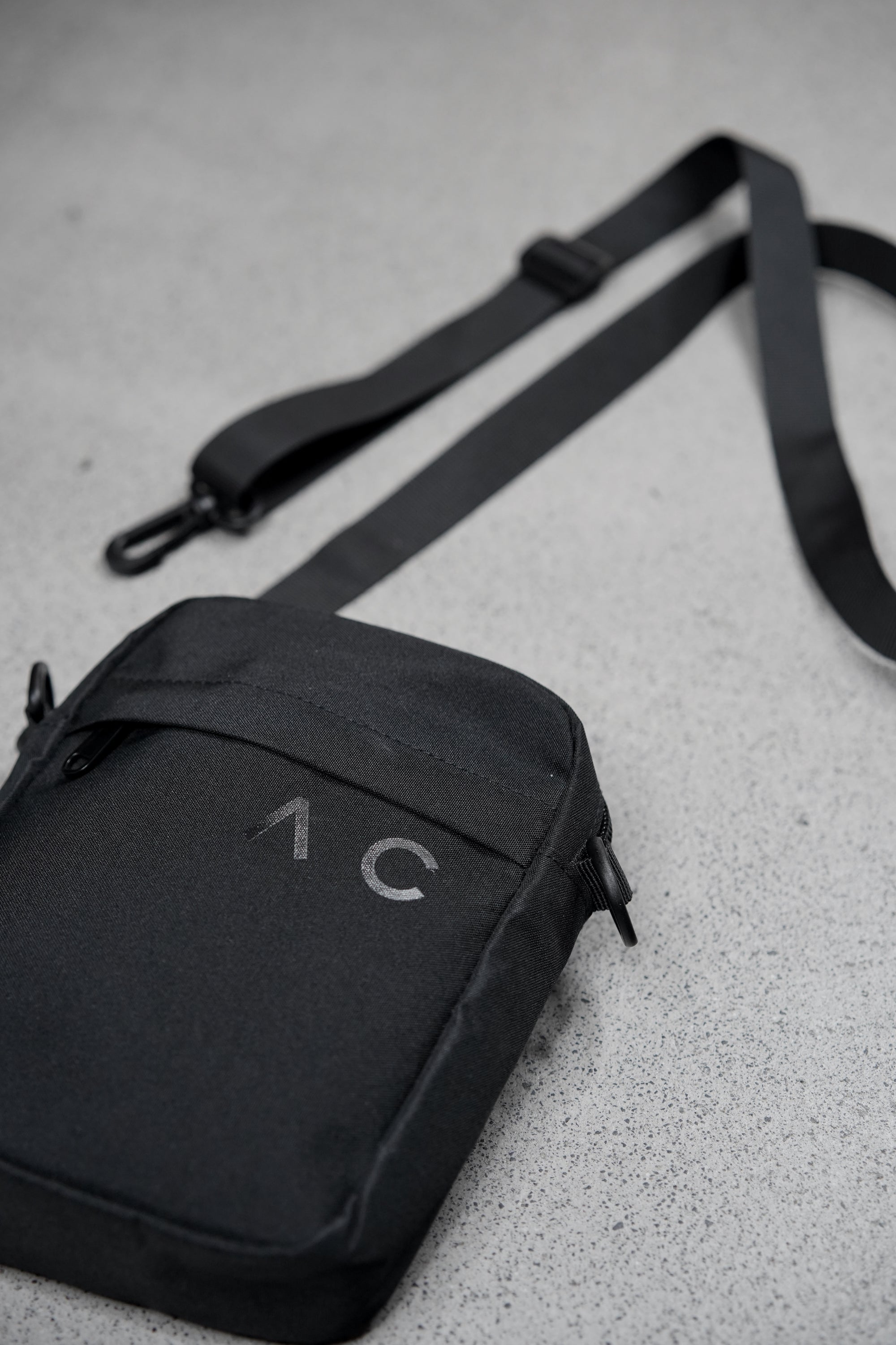 AC BLACK EVERYDAY BAG